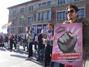 Unterstützer des Tuntenhauses demonstrieren Mitte April vor dem Berliner Abgeordnetenhaus für den kommunalen Vorkauf.