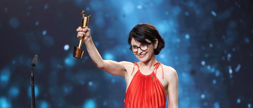 Ayşe Polat gewinnt mit ihrem Polit-Thriller „Im toten Winkel“ drei Auszeichnungen, darunter die Lola in Bronze und den Regie-Preis. 