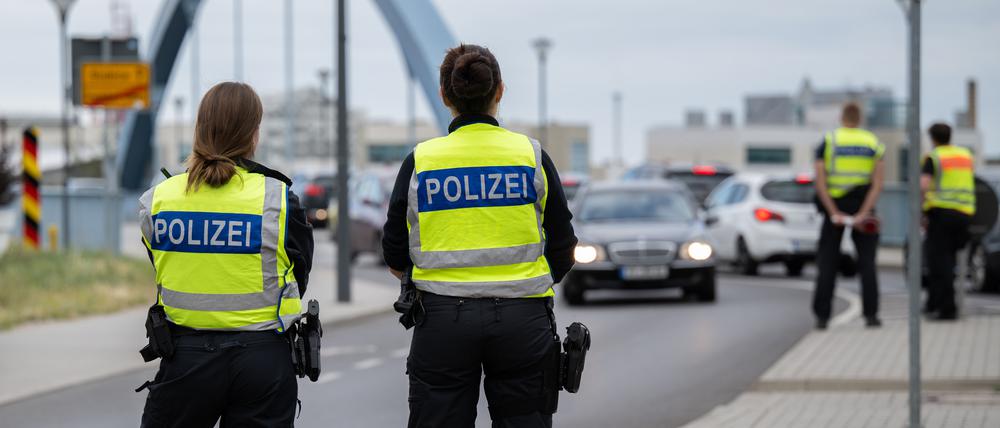 Polizisten stehen an der deutsch-polnischen Grenze. An deutschen Grenzen wurden im ersten Halbjahr 2023 mehr unerlaubte Einreisen von der Bundespolizei registriert als im Jahr zuvor. (zu dpa «Flüchtlingsroute über Belarus: Zahlen steigen wieder») +++ dpa-Bildfunk +++