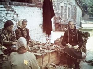 Deportierte Frauen in einer Sattelwerkstatt im Ghetto Lodz (Litzmannstadt), etwa 1941. Das Ghetto bestand von 1939 bis 1944 und war das zweitgrößte nach dem Warschauer Ghetto.