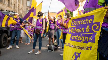 Unterstützer der Initiative „Deutsche Wohnen & Co. enteignen“ schwenken Fahnen bei der Übergabe der gesammelten Unterschriften für einen Volksentscheid zur Enteignung von großen Immobilienunternehmen.
