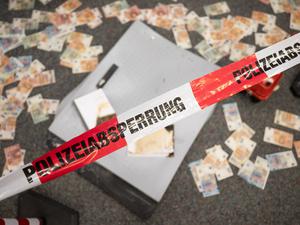 Geldautomatensprenger gehen mit hoher krimineller Energie vor. Die Berliner Sparkasse beugt mit technischen Sicherungen wie Einfärbesystemen und verstärkter Panzerung vor. 