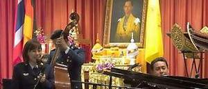 Die thailandische Botschaft lud zur Geburtstagsfeier von König Bhumibol nach Steglitz. Der Monarch wurde 86 Jahre. Unsere Bloggerin war dabei.