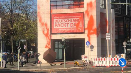 Das Willy-Brandt-Haus in Berlin wurde mit Farbe beschmiert. 