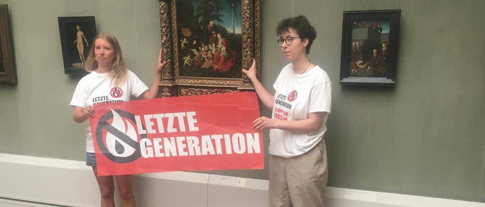 Zwei Klimaaktivistinnen haben sich in Berlin an einem Gemälde festgeklebt. (Archivfoto)