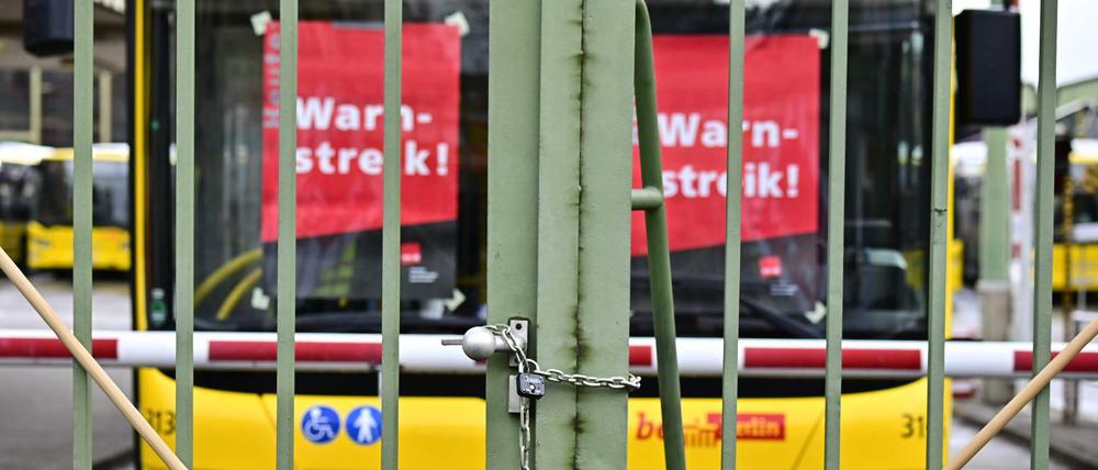Das Tor ist zu. Die BVG-Busse bleiben am Donnerstag im Depot, die Busfahrer streiken