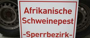 Ein Schild mit der Aufschrift «Afrikanische Schweinepest - Sperrbezirk-» 