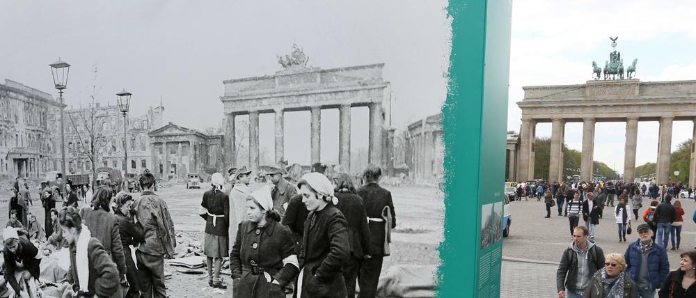 Zum 70. Jahrestag gab es ein besonderes Erinnern: 2015 standen in Berlin Fotos von 1945 an den Orten des Geschehens - wie hier am Brandenburger Tor.