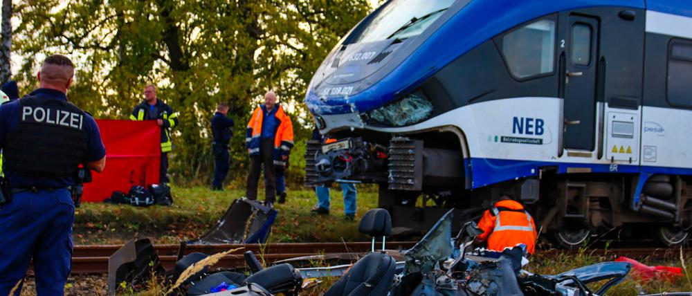 Bei dem Zusammenstoß zwischen einer Regionalbahn und einem Auto in Brandenburg sind am Samstagmittag zwei Menschen ums Leben gekommen. 