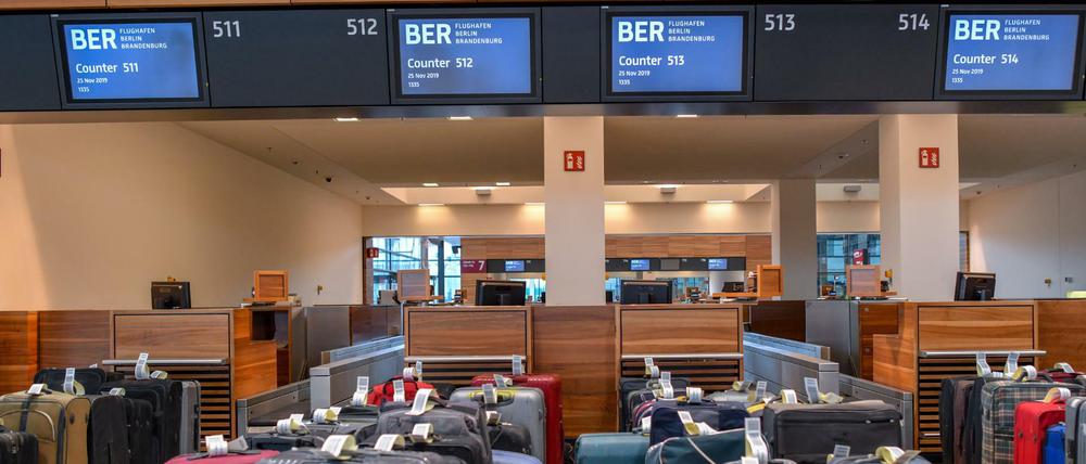 Probelauf. Der Check-in am Flughafen BER wird mit Koffern getestet – wie schon einmal vor einigen Jahren.