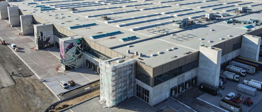 Gerade erst endgültig genehmigt, aber schon fast fertig gebaut: die neue Tesla-Fabrik im brandenburgischen Grünheide.