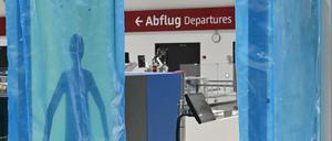 Ein Körperscanner steht im Bereich der Sicherheitskontrollen im Terminal 2 vom Flughafen Berlin-Brandenburg (BER).