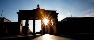 Berlin erwacht: Morgenstimmung am Brandenburger Tor.