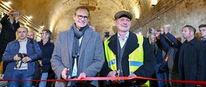 Berlins Bürgermeister Michael Müller eröffnet den Besuchertunnel in der Brunnenstraße. 