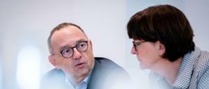 Harte Kritik an AKK vom Bewerberduo für den SPD-Vorsitz: Saskia Esken und Norbert Walter-Borjans.