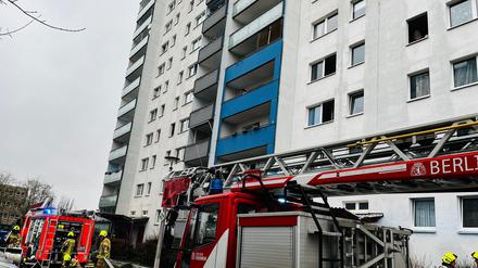 Ein Brand in einem elfgeschossigen Hochhaus in Berlin-Hellersdorf hat am Samstag die Feuerwehr auf den Plan gerufen.