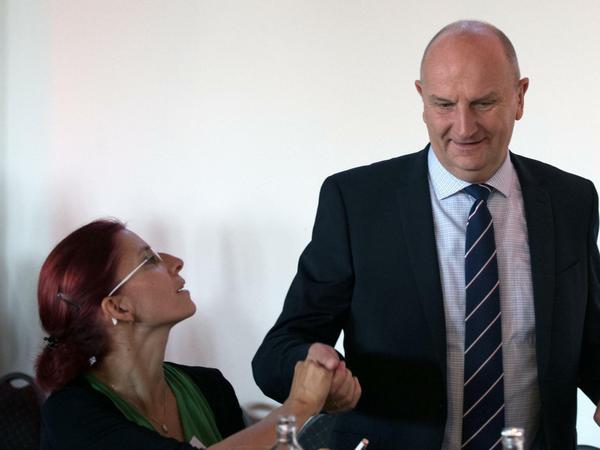 Auf Abstand: Brandenburgs Ministerpräsident Dietmar Woidke (SPD) und Gesundheitsministerin Diana Golze (Die Linke).