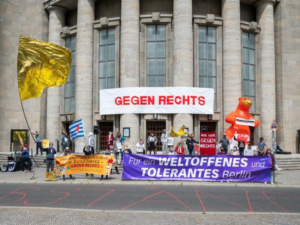 Am Rosa-Luxemburg-Platz vor der Volksbühne wird gegen Rechte demonstriert, die bei den sogenannten Hygienedemos gegen die Corona-Einschränkungen demonstriert haben.