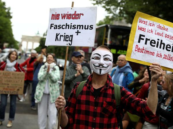 Am Sonnabend demonstrieren knapp hundert Menschen gegen die Corona-Maßnahmen auf Unter den Linden in Berlin-Mitte.