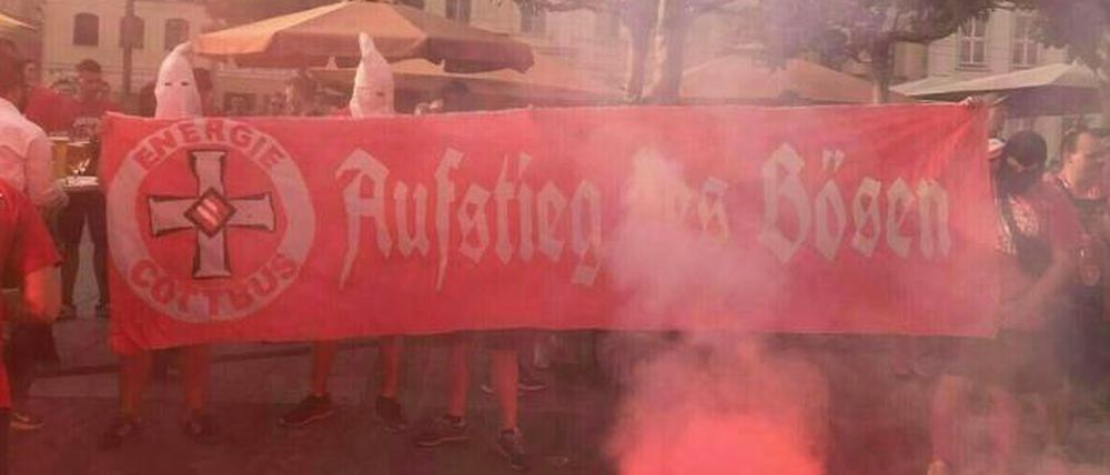 Fans des FC Energie Cottbus mit Masken des rassistischen Ku-Klux-Klans