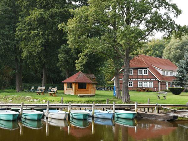 Die Köllnitzer Fischerstuben sind ein beliebtes und an diesem sonnigen Tag gut besuchtes Ausflugsziel. 