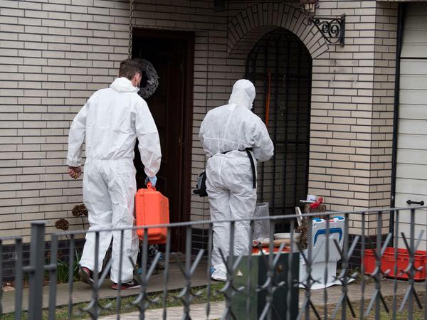 Kriminaltechniker der Berliner Polizei untersuchen das Haus der Schwester der verschwundenen 15-jährigen Rebecca Reusch.