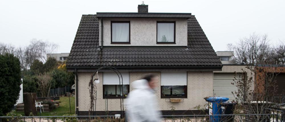 Ein Kriminaltechniker der Berliner Polizei geht an dem Haus der Schwester der verschwundenen 15-jährigen Rebecca entlang. 