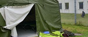  Ein Zelt für Flüchtlinge steht auf dem Gelände der Zentralen Erstaufnahmeeinrichtung für Asylbewerber (ZABH) in Brandenburg. 