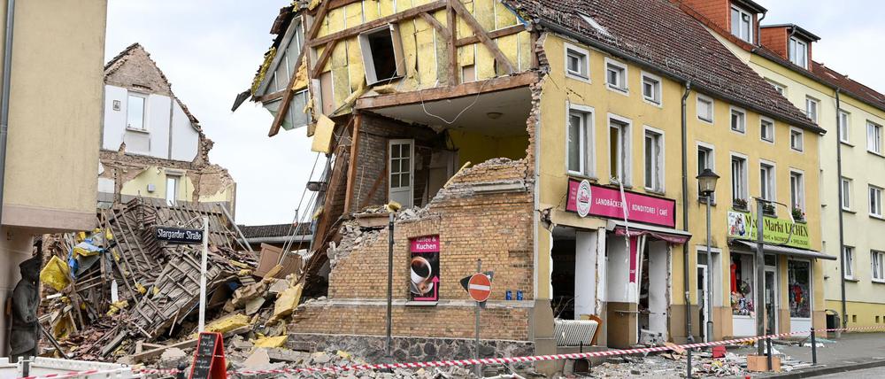Bei der Explosion war am Freitagmorgen ein Doppelhaus am Markt in Lychen teilweise eingestürzt. Eine 55 Jahre alte Mitarbeiterin der Bäckerei wurde dabei schwer verletzt.