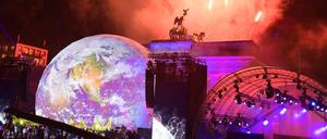 Ein gewaltiges Feuerwerk beschloss die Show am Brandenburger Tor.