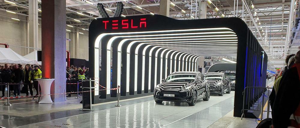 Delivery Day: Die ersten 30 Kunden sollten am Dienstag ihre Teslas erhalten.