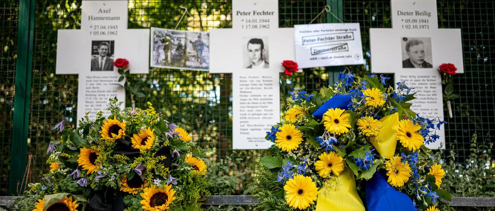 Zwei Kränze liegen am Gedenkkreuz für Peter Fechter, einer der bekanntesten Mauertoten, im Berliner Regierungsviertel.