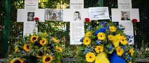 Zwei Kränze liegen am Gedenkkreuz für Peter Fechter, einer der bekanntesten Mauertoten, im Berliner Regierungsviertel.