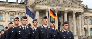 Rekruten der Bundeswehr stehen beim feierlichen Gelöbnis vor dem Reichstag.
