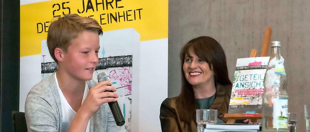 Schüler August Rohr (LIN Berlin) bei der Buchpräsentation. Im Hintergrund: Birgit Murke, Herausgeberin von "Geteilte Ansichten".