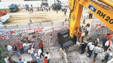 Am 13. Juni 1990 wurde an der Bernauer Straße mit dem systematischen Abriss der Berliner Mauer begonnen.