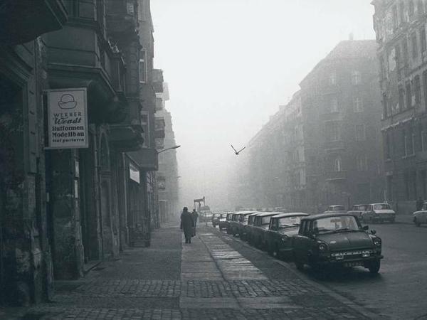 Winsstraße mit Taube, aus der Serie "Berlin", 1974-82. Seit Jahrzehnten beobachtet Paris den Wandel im Kiez.