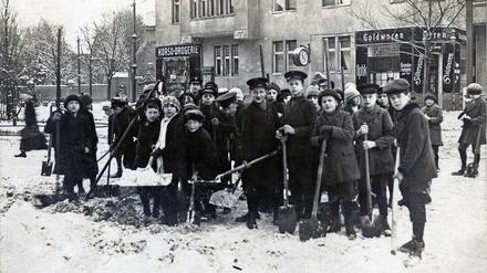 Schneeschippen statt „Fridays for Future“: Schüler im Winter 1914 am Friedenauer Südwestkorso. Vom Klimawandel war damals noch keine Rede. 