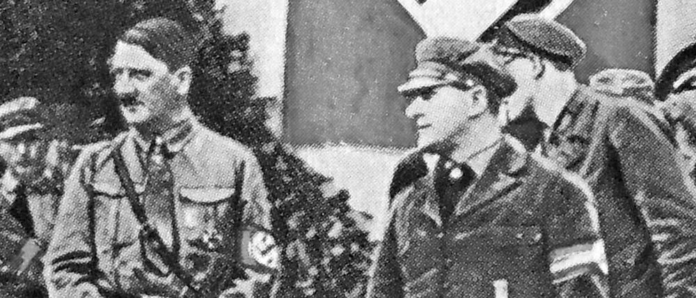 Reichspropagandaminister Joseph Goebbels (rechts) mit Adolf Hitler in Potsdam, circa 1933.