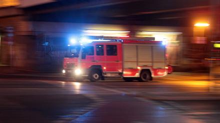Blaulicht eines Feuerwehrfahrzeugs in Berlin. (Symbolbild)
