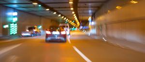 Ein Auto fährt im Tunnel Flughafen Tegel auf der A111 Richtung Innenstadt.