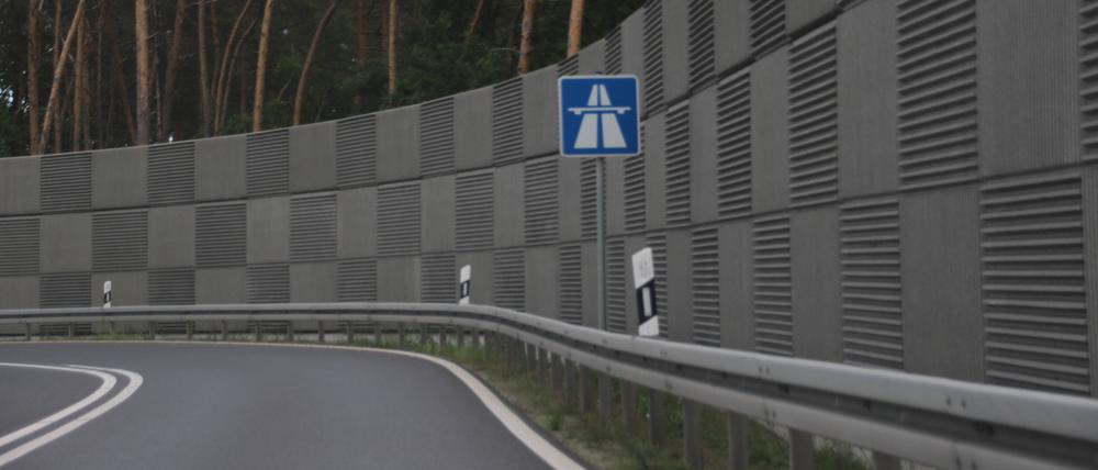 Lärmschutzwand auf der Autobahn A10. 