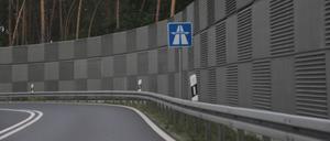 Lärmschutzwand auf der Autobahn A10. 