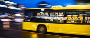 Ein Bus der BVG fährt in Berlin am 28. Dezember 2022. *** A BVG bus runs in Berlin on December 28, 2022