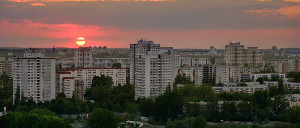 Blick auf Wohngebiete in Marzahn-Hellersdorf bei Sonnenuntergang.