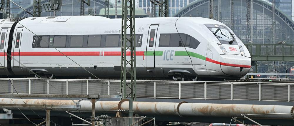 Das Kartellamt fordert Deutsche Bahn auf, Verspätungszeiten ihrer Züge an Wettbewerber zu übermitteln.