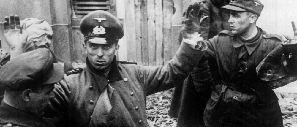 Aufgegeben. Deutsche Soldaten ergeben sich sowjetischen Soldaten am 2. Mai 1945. Noch wenige Stunden zuvor hatten die Anhänger des Hitler-Regimes Berliner getötet, die nicht mehr kämpfen wollten.