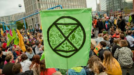 Aktivisten von Extinction Rebellion blockieren am 20. September den Potsdamer Platz und protestieren für mehr Klimaschutz. 