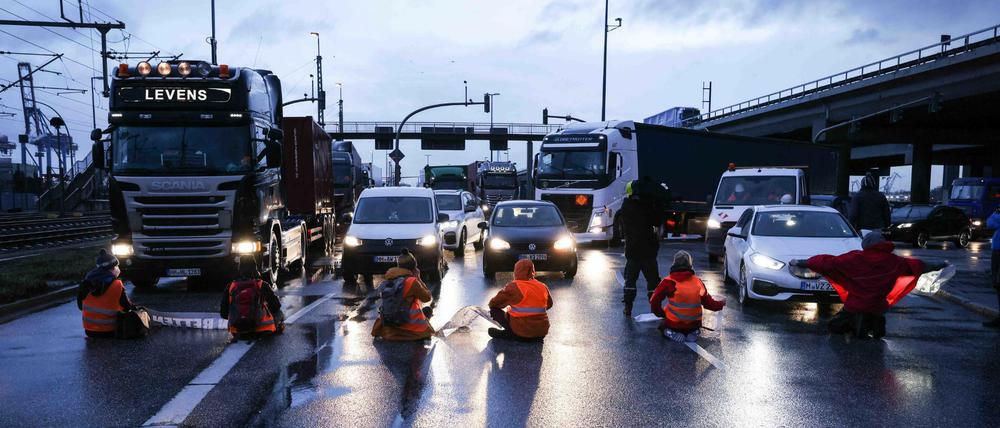Klimaaktivisten blockieren eine Kreuzung am Zollamt Waltershof zur Köhlbrandbrücke und zur Autobahn A7.