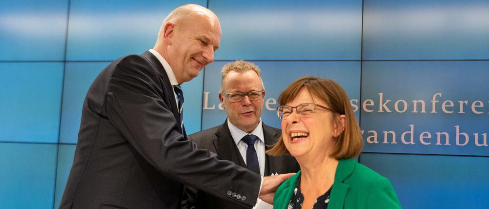 Noch in Eintracht: Ministerpräsident Dietmar Woidke (l, SPD), Gesundheitsministerin Ursula Nonnemacher (r, Grüne), und Innenminister Michael Stübgen (m, CDU) 